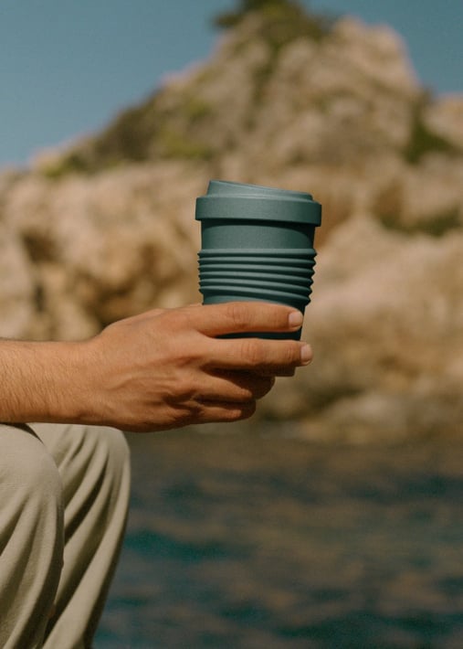 Kaufen KITCHENWARE OUTDOOR ECO - Kaffeetasse aus Recyclingmaterial mit Deckel