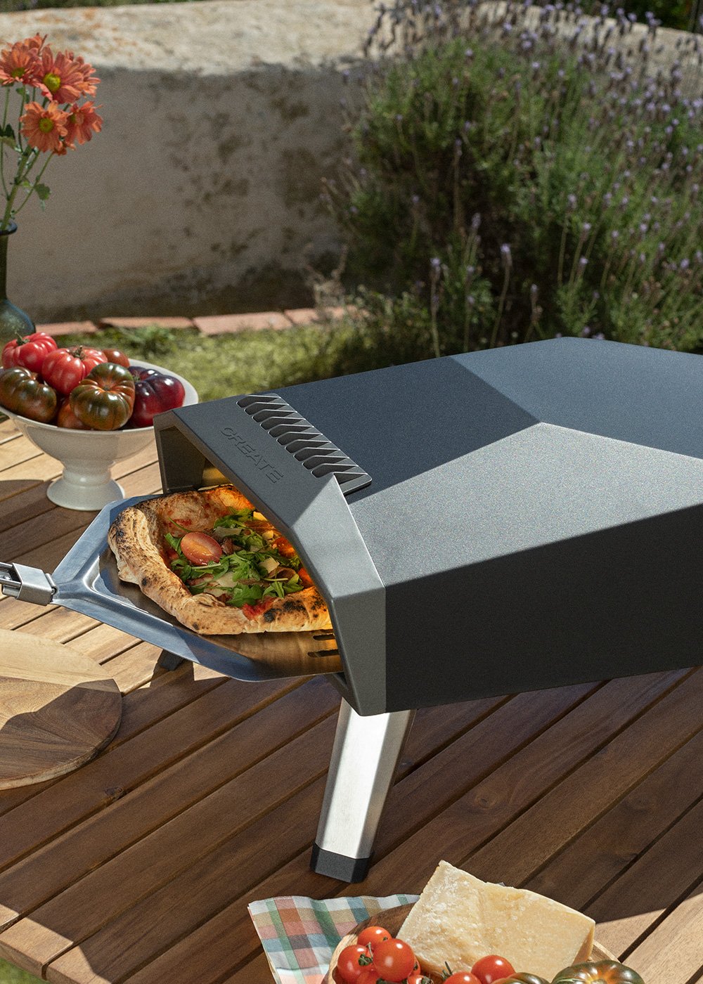 CREATE Pizza Maker Pro 12 - Vista general sacando una pizza