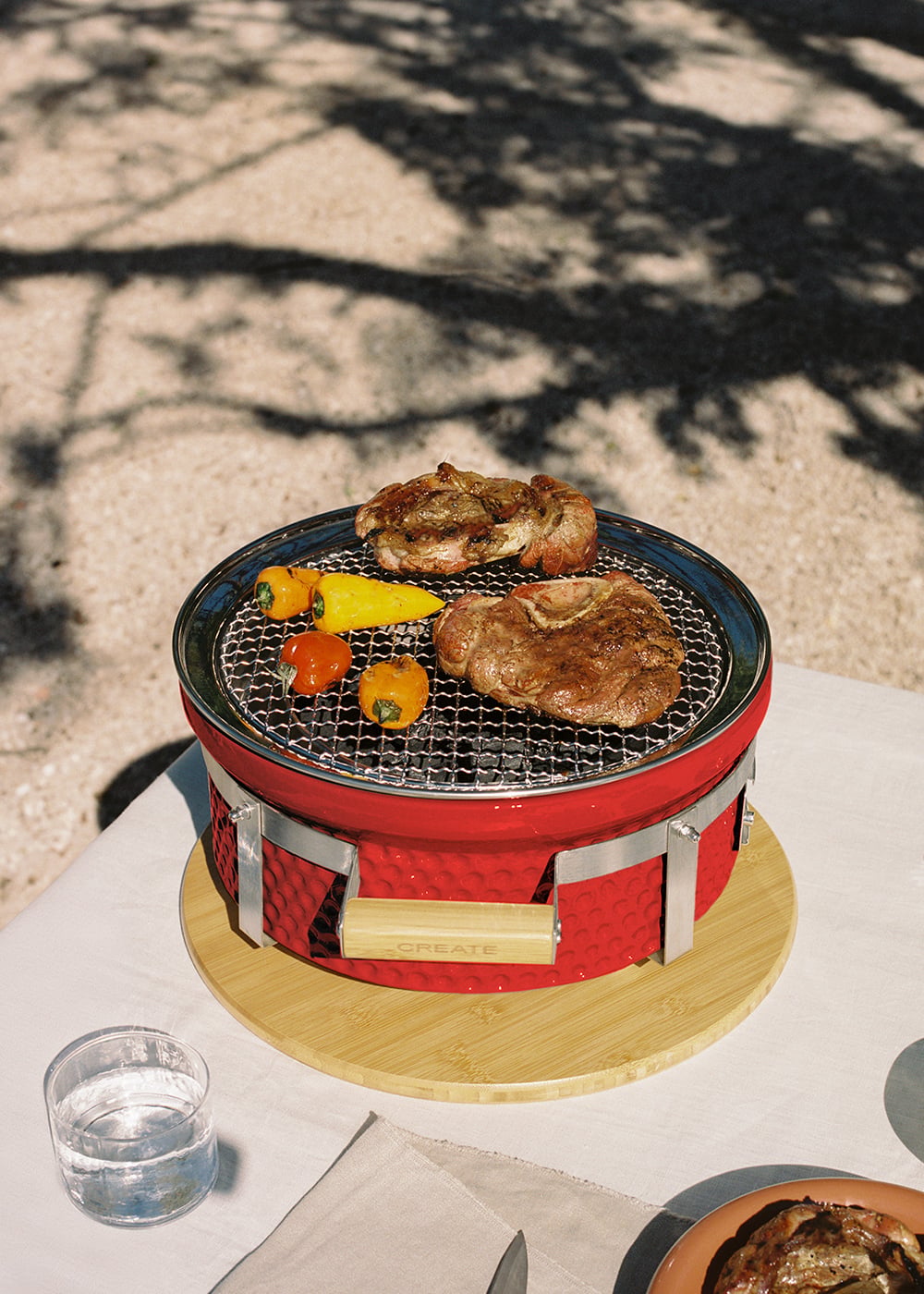 BBQ KAMADO HIBACHI - Barbacoa Redonda Con Grill Y Plancha Rojo