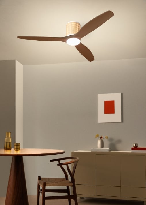 WIND CALM CUSTOM RATTAN - Ventilador de techo 40W silencioso Ø132 cm con luz LED en cuerpo y lámpara