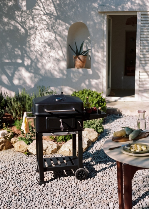 BBQ SMOKEY PRO - Barbacoa ahumadora de carbón con regulador de brasas y mesa auxiliar