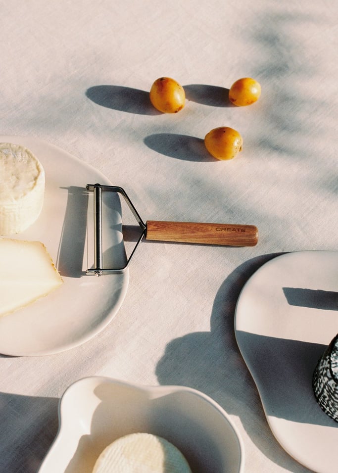 KITCHENWARE ESSENTIALS - Cortaquesos con mango de madera de acacia, imagen de galería 1