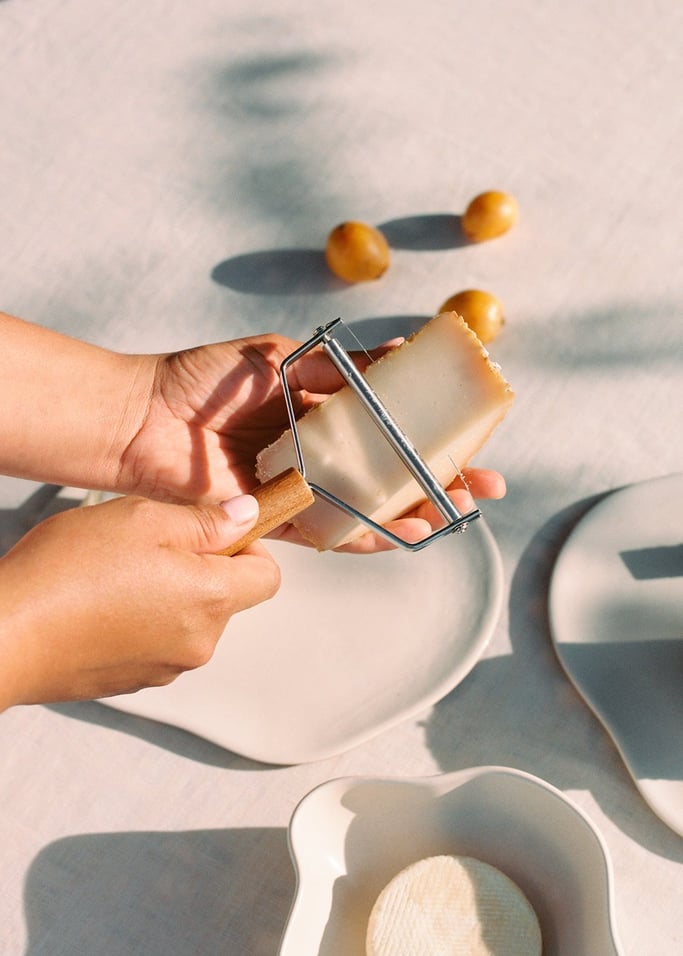 KITCHENWARE ESSENTIALS - Cortaquesos con mango de madera de acacia, imagen de galería 2