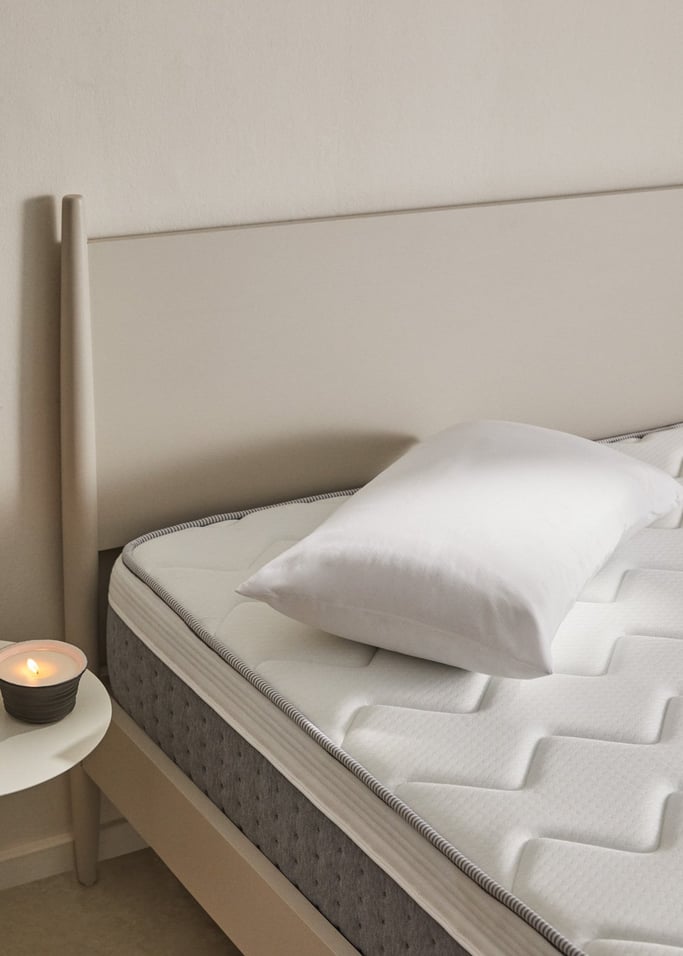 Almohada de microfibra firmeza alta, imagen de galería 4