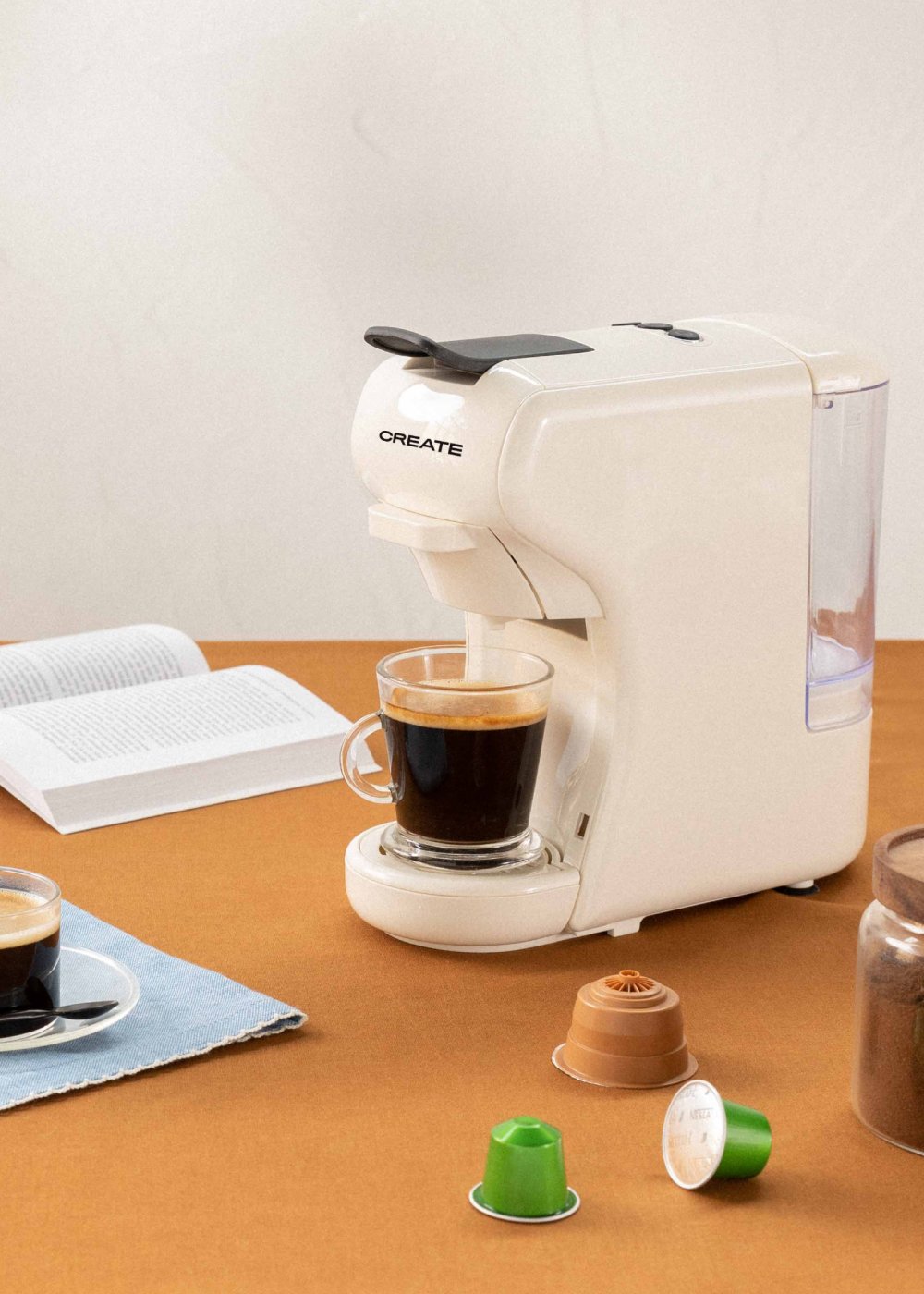 Machine à café - cafetière avec tasse et dosettes de café