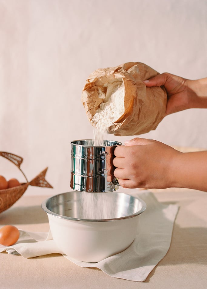 KITCHENWARE ESSENTIALS - Tamis à farine, image de la galerie 2