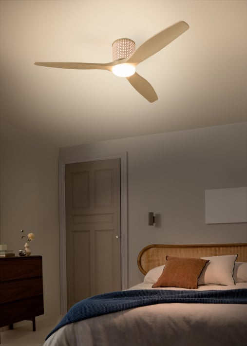 WIND CALM CUSTOM RATTAN - Ventilador de techo 40W silencioso Ø132 cm con luz LED en cuerpo y lámpara