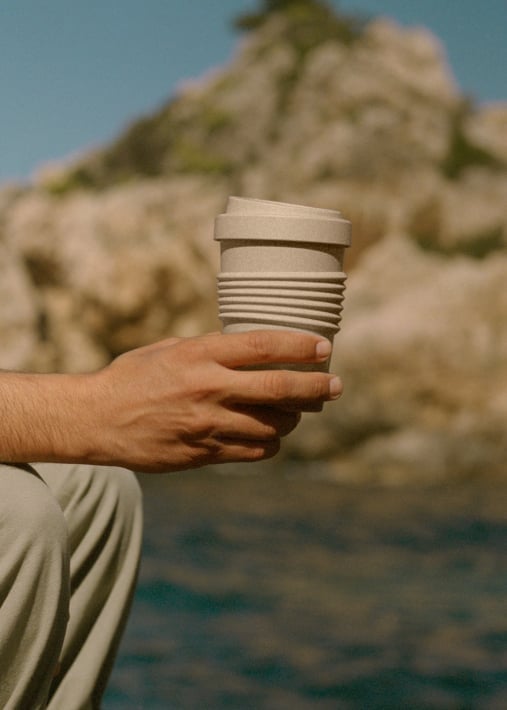 Acquista KITCHENWARE OUTDOOR ECO - Bicchiere con coperchio per caffè in materiale riciclato
