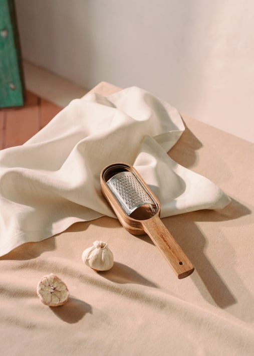 KITCHENWARE ESSENTIALS - Rasp met acaciahouten kom