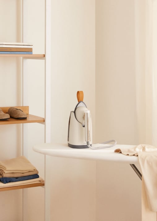 IRON DUAL PRO - Horizontaal en verticaal stoomstrijkijzer 800 ml met 4 strijkstanden