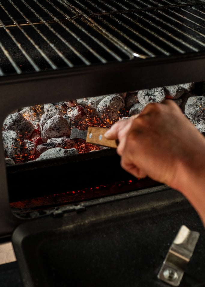 BBQ SMOKEY PRO - Houtskool rookoven barbecue met embers regelaar en bijzettafel , afbeelding van de galerij 5