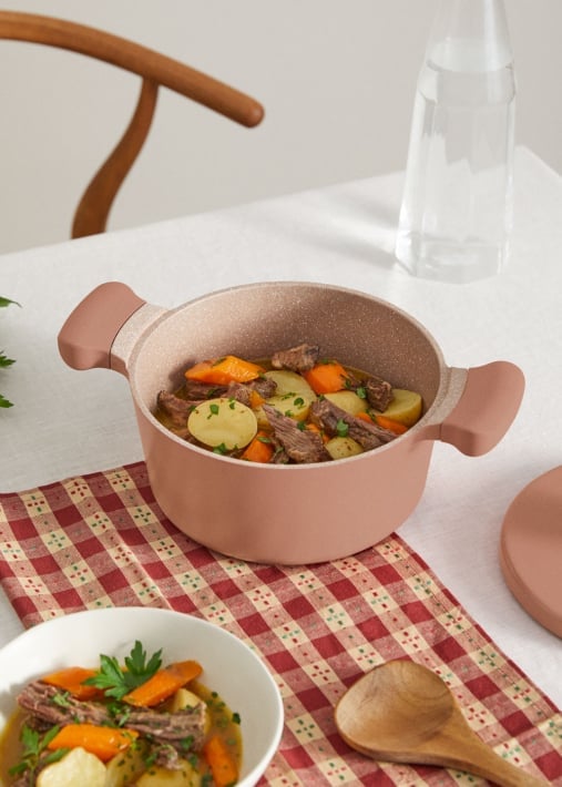 Kopen POT STUDIO - Pot van gegoten aluminium met keramische voering