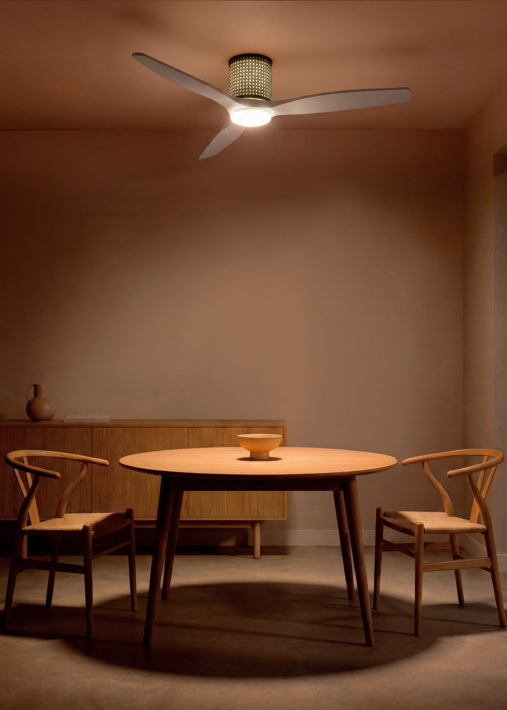 WIND CALM CUSTOM RATTAN - Wentylator sufitowy 40W cichy Ø132 cm z oświetleniem LED w korpusie i lampie