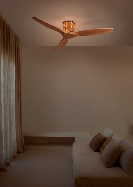 WIND CALM CUSTOM RATTAN - Wentylator sufitowy 40W cichy Ø132 cm z oświetleniem LED w korpusie i lampie