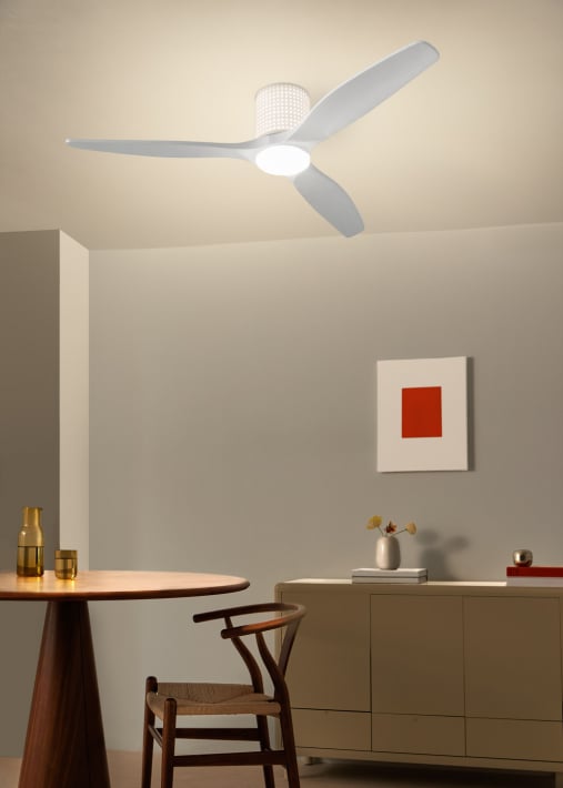 WIND CALM CUSTOM RATTAN - Wentylator sufitowy 40W cichy Ø132 cm z oświetleniem LED w korpusie i lampie
