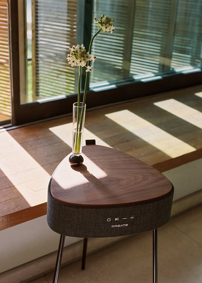 SPEAKER TABLE 180 - Stolik z głośnikami i systemem dźwięku 180º, łącznością Bluetooth oraz ładowaniem bezprzewodowym, obraz z galerii 4