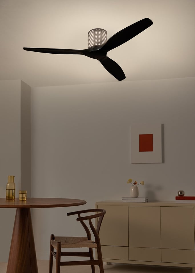 WIND CALM CUSTOM RATTAN - Wentylator sufitowy 40W cichy Ø132 cm z oświetleniem LED w korpusie i lampie, obraz z galerii 1