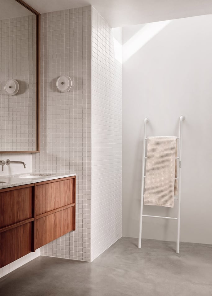 WARM TOWEL LADDER - Elektryczny grzejnik łazienkowy drabinkowy 130 W, obraz z galerii 1