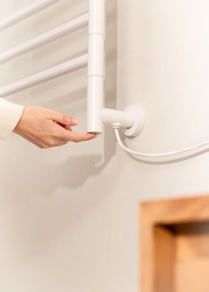 WARM TOWEL MINIMAL - Electric towel rail 80W with 180º swivel bars, gallery image 4