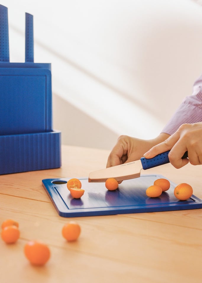 KITCHENWARE STUDIO - Set of 2 chopping boards and 4 kitchen knives, gallery image 5