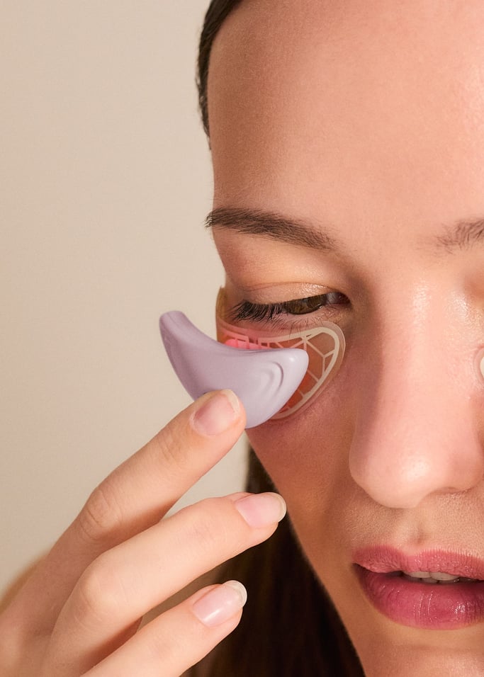 SKINCARE LED EYE PATCH 2 in 1 - Under-Eye Patches with EMS, Red LED Light Therapy and Charging Case, gallery image 1