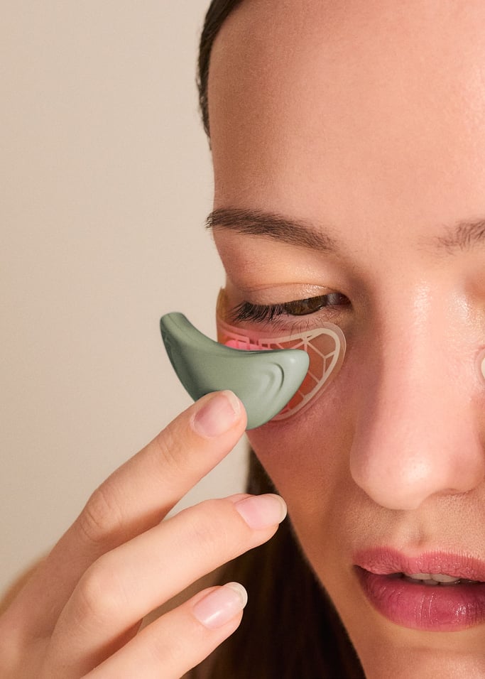 SKINCARE LED EYE PATCH 2 in 1 - Under-Eye Patches with EMS, Red LED Light Therapy and Charging Case, gallery image 1