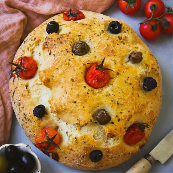 Focaccia con tomates cherry y aceitunas